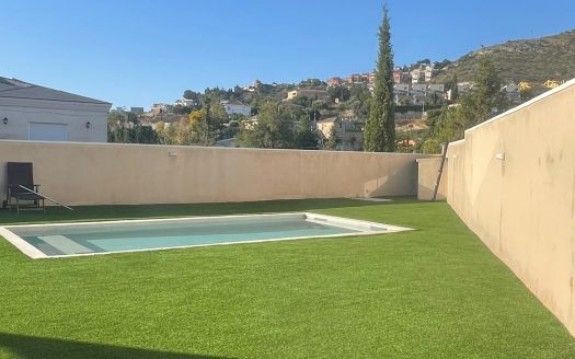 Exclusiva vivienda en planta con piscina privada en Calicanto-Chiva.