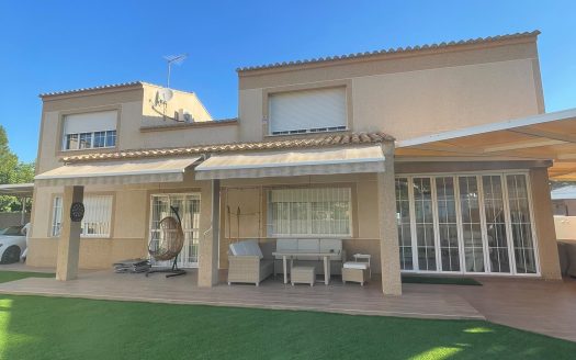 Exclusiva vivienda en planta con piscina privada en Calicanto-Chiva.