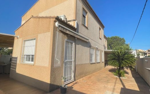 Exclusiva vivienda en planta con piscina privada en Calicanto-Chiva.